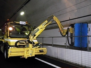 トンネル側壁清掃