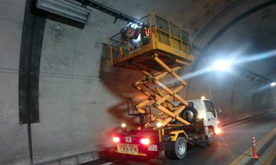 トンネル照明設備点検