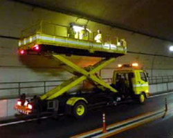トンネル照明設備のランプ交換・清掃