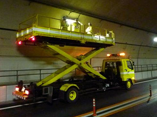 トンネル照明設備の点検
