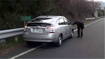 高速道路上に停車している車の付近を通過する際には、人が路上にいる可能性があります。