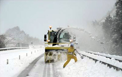 ロータリー除雪車による除雪作業