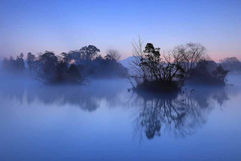 「朝霧に浮かぶ神秘的な島」
津曲 尚史さん