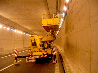 トンネル内照明設備清掃