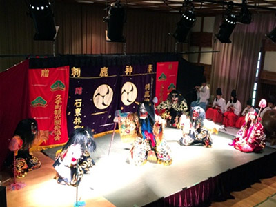 島根県大田市刺鹿神楽団による伝統芸能“石見神楽”の披露