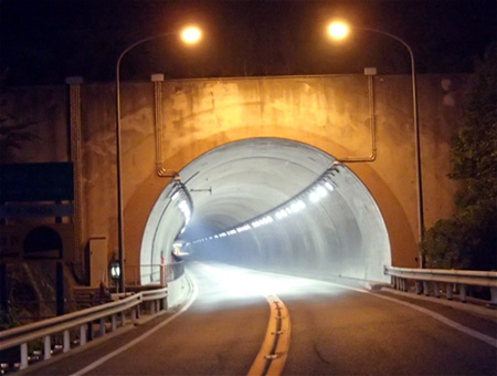 トンネル照明設備作業