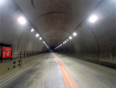 トンネル照明設備作業