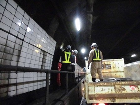 トンネル内装板の撤去