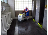 写真2　清掃機を使用してブラッシングと同時に洗浄水をバキューム吸引