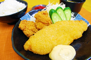 たらのフライと唐揚げ定食