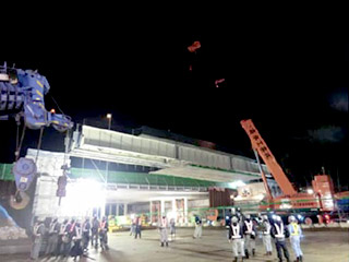 トラッククレーン一括架設状況（参考）