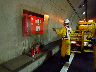 トンネル内設備点検（消火器点検）