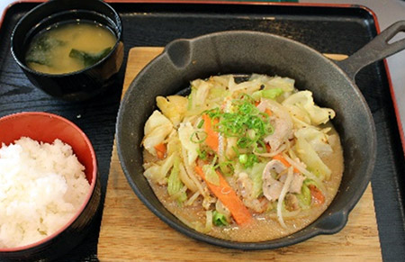 ピリ辛ホルモン野菜炒め定食850円（税込）