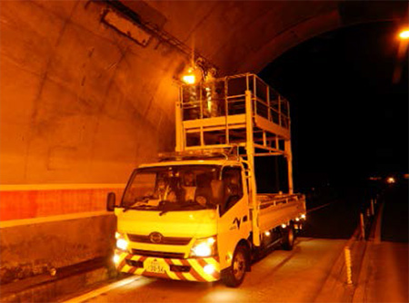 トンネル内設備点検
