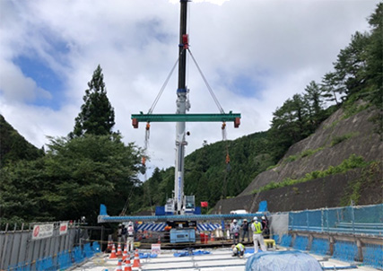 新たな床版の設置