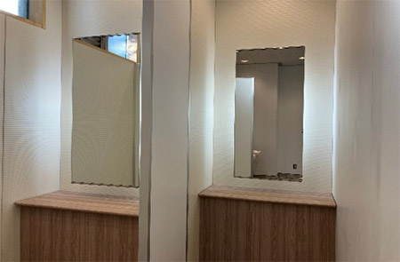 女子トイレへパウダーコーナーを設けました