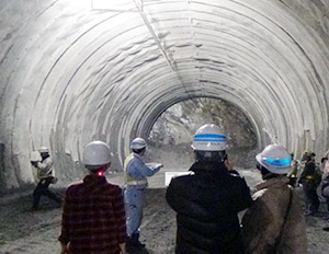 新名神高速道路　箕面トンネル東工事・佐保川橋工事現場