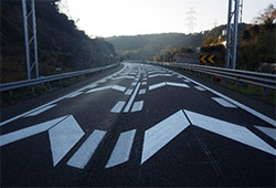 高機能舗装及び導流レーンマーク