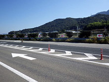 ラバーポール+大型矢印路面標示