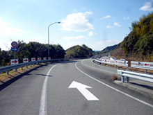 オフランプ合流部に矢印路面標示