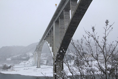優秀賞作品名：雪の花と大橋