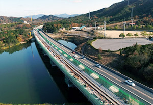 E11高松自動車道4車線化事業 宮池橋（PC上部工）工事現場