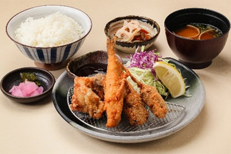 【中国自動車道　鹿野SA上下線】維新の旗揚げ！フライ3種盛定食　880円
