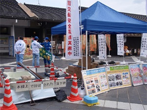 交通安全パネル・落下物（実物）展示