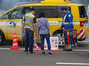 道路パトロールカーの展示発炎筒使用体験