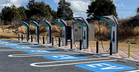 写真-1　マルチコネクタタイプ（6口）EV急速充電