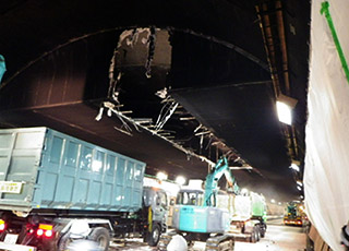 トンネル天井板撤去中