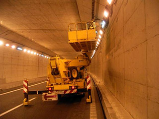 トンネル内照明設備清掃