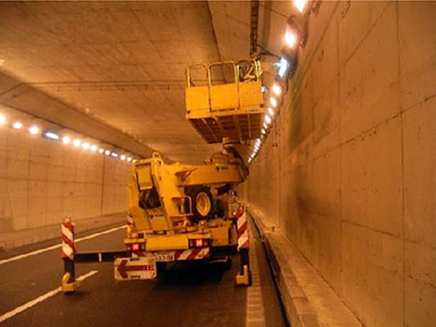 トンネル内照明設備清掃