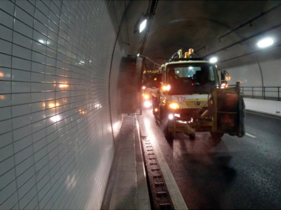 トンネル内装板清掃