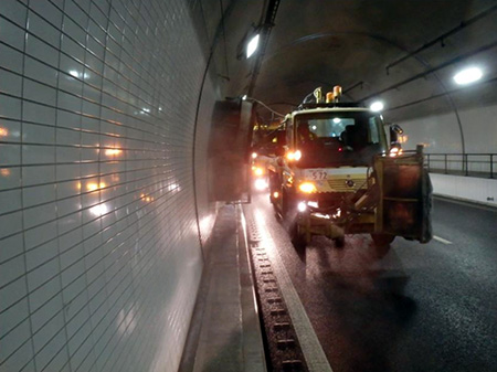 トンネル内装板清掃