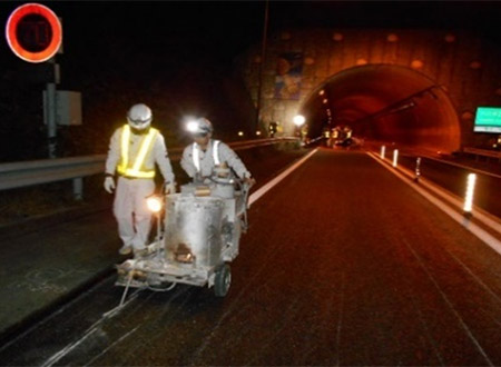 車線切替に伴う舗装工事および路面標示工事