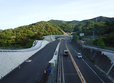 写真左側が4車線化工事範囲