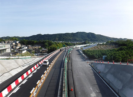 写真右側が4車線化工事範囲