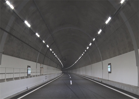 阪奈トンネル内水噴霧設備点検前