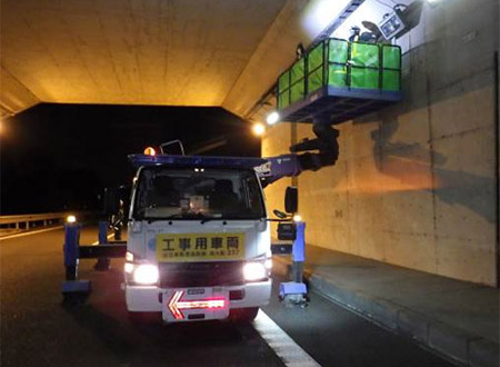 トンネル内照明設備清掃