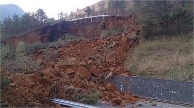 のり面土砂崩落状況　