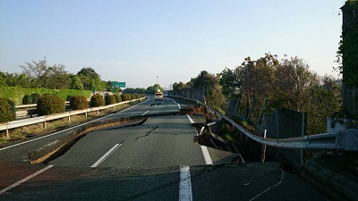 177.8kp付近　土工部盛土法面・路面の被害状況