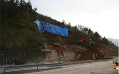 のり面土砂崩落現場の作業状況
