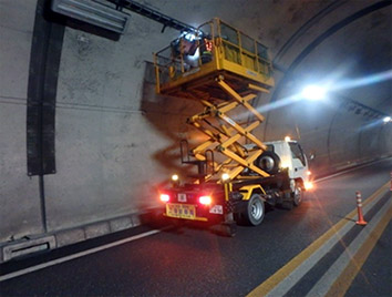 トンネル照明設備点検
