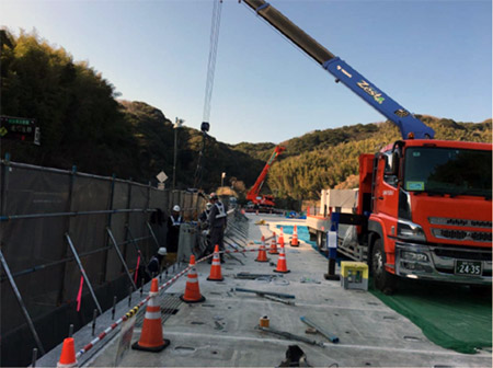 コンクリ―ト防護柵工の作業状況