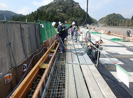 コンクリ―ト防護柵工の作業状況