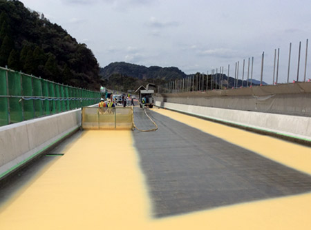 床版防水工の作業状況