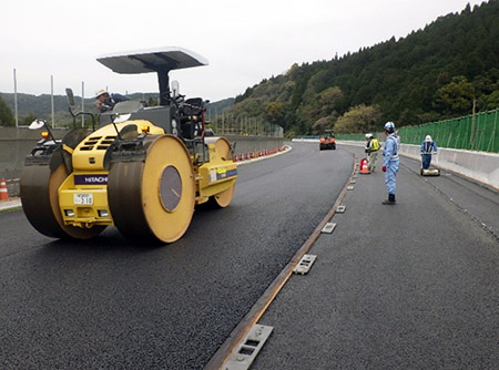 舗装工の作業状況