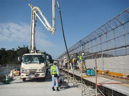 コンクリート防護柵工の作業状況