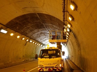 トンネル照明点検・取替